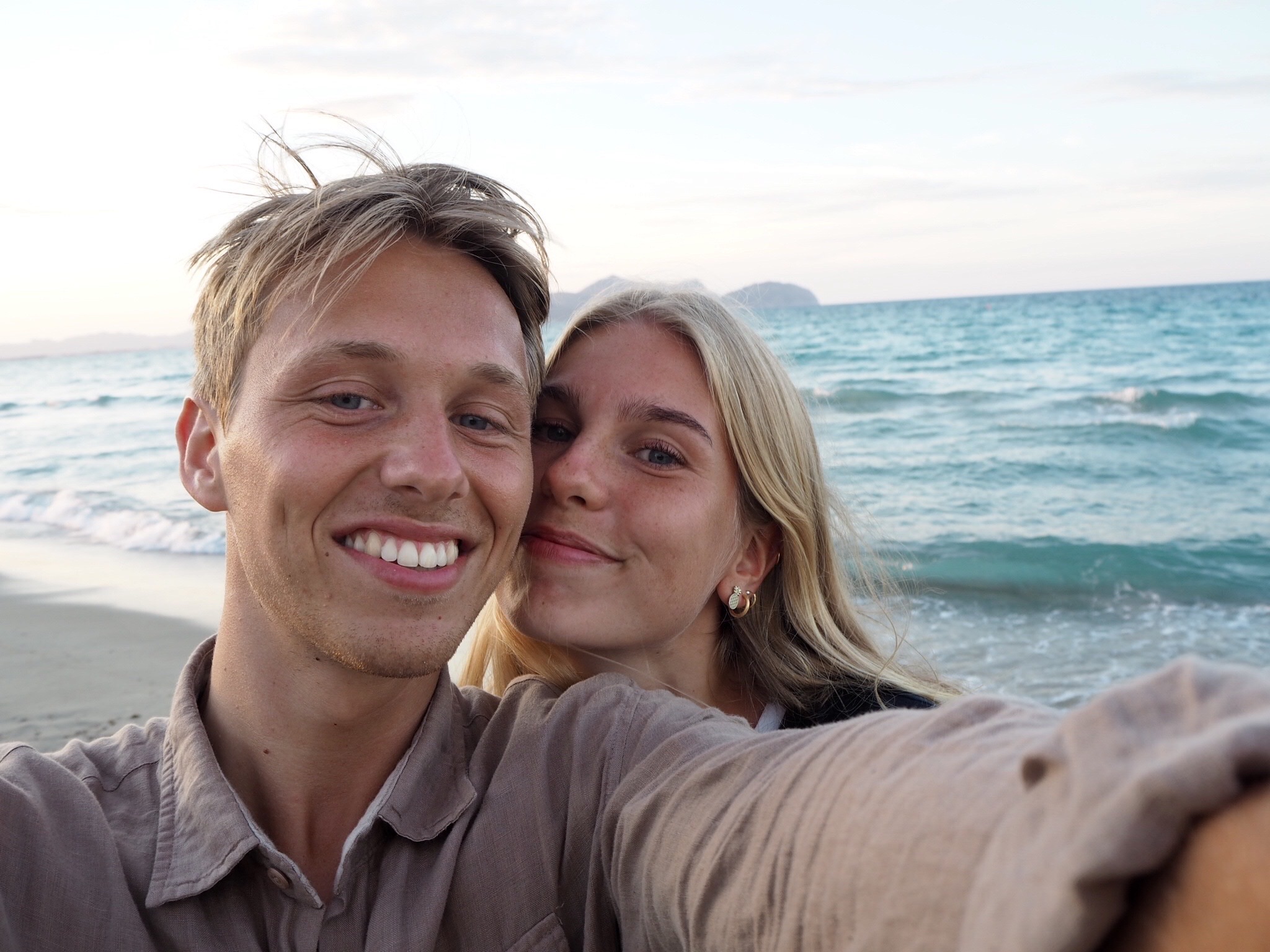 Marius og Beatrice på stranden